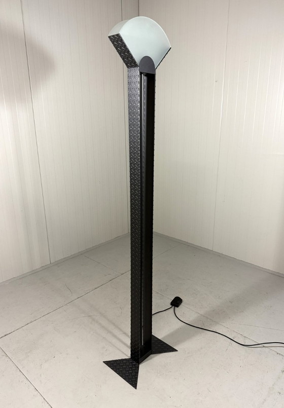 Image 1 of Italiaanse vloerlamp van traanplaat staal en glas uit 1980.