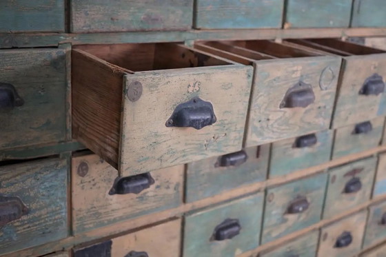 Image 1 of Gran armario industrial francés de madera de pino pintada para guardar artículos de ferretería, década de 1950