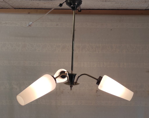 Driearmige messing kroonluchter met opaalglazen kappen - jaren 1950/60