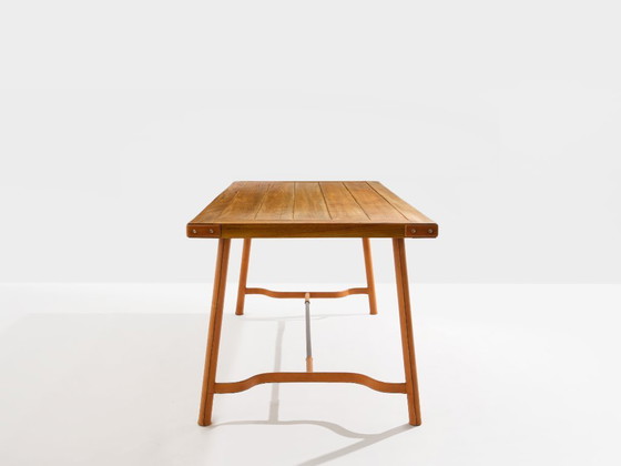 Image 1 of Mesa de comedor de Jacques Adnet, de madera de roble y cuero rojo, 1950.