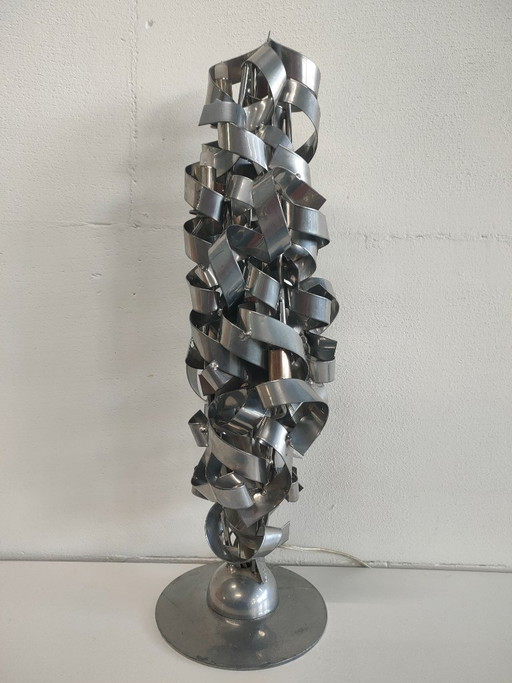 Lámpara de mesa única y exclusiva con detalles metálicos en espiral.