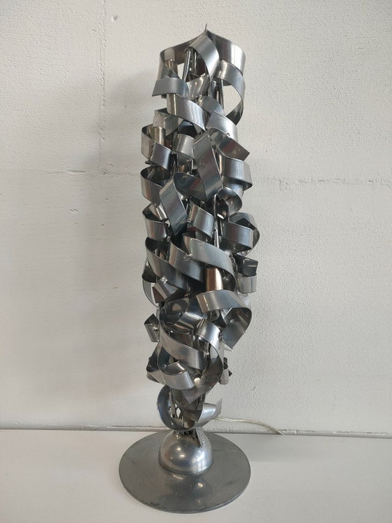 Image 1 of Lámpara de mesa única y exclusiva con detalles metálicos en espiral.