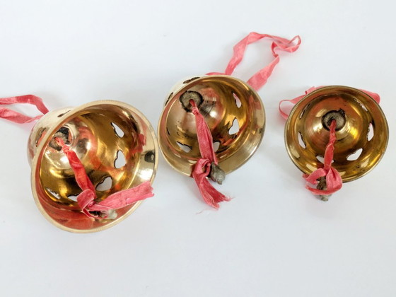 Image 1 of Set di 3 campanellini vintage in ottone scandinavi | Design a forma di cuore, decorazioni natalizie anni '80