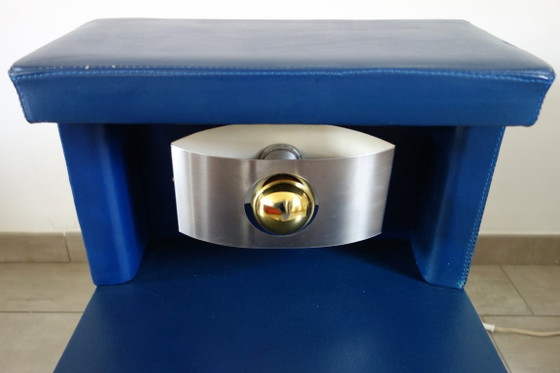 Exclusivo par de mesitas de noche de estilo futurista, fabricadas en piel sintética y aluminio cepillado, (photo 10 of 17)