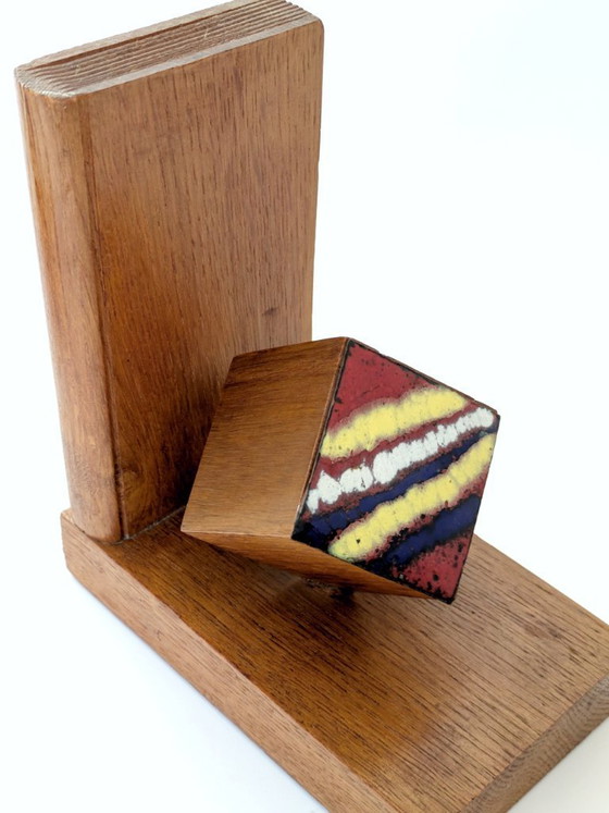 Image 1 of Fermalibri in legno di metà secolo con cubo smaltato, design geometrico modernista, anni '60