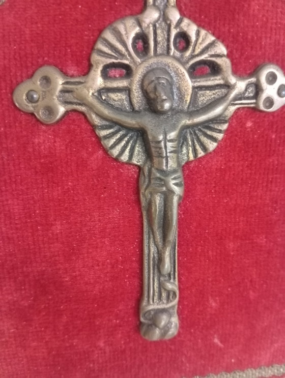 Image 1 of Croce / Crocifisso murale in bronzo antico su velluto bordeaux