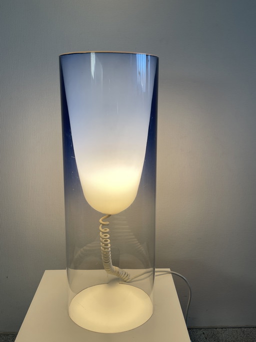 Blauwe staande tafellamp Toobe van Kartell