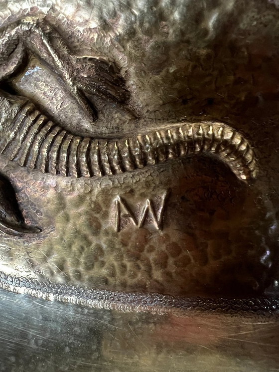 Image 1 of Een zeldzaamheid! Een massief messing kommetje met een salamander in reliëf. Vermoedelijk een visitekaartjesbakje in art-decosti