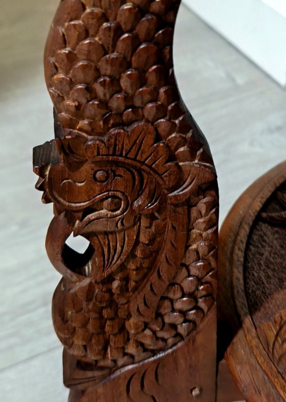 Tavolino vintage balinese in teak intagliato a mano con gambe di drago (Naga) e paesaggio vulcanico (photo 6 of 11)