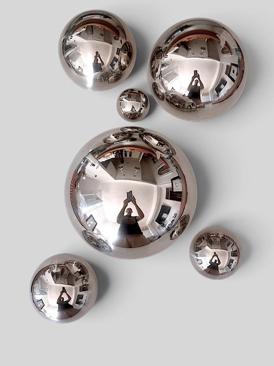 Set van 6 Sculpturale Roestvrijstalen Halve Bollen – Moderne Reflecterende Wanddecoratie – Trendy, Spiegels (photo 13 of 15)