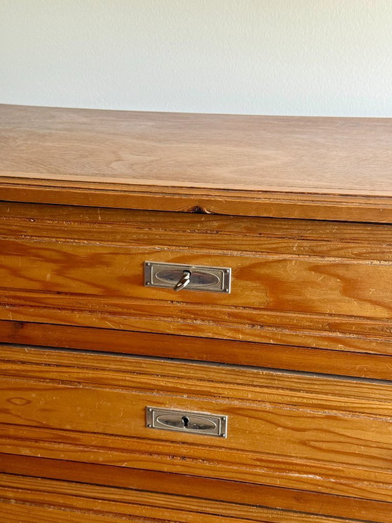 Image 1 of Commode van onbewerkt hout en verchroomd metaal, in art-decostijl uit de jaren 50.