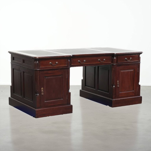 Chesterfield partner desk/ bureau in Engelse stijl met donker hout en een groen lederen blad