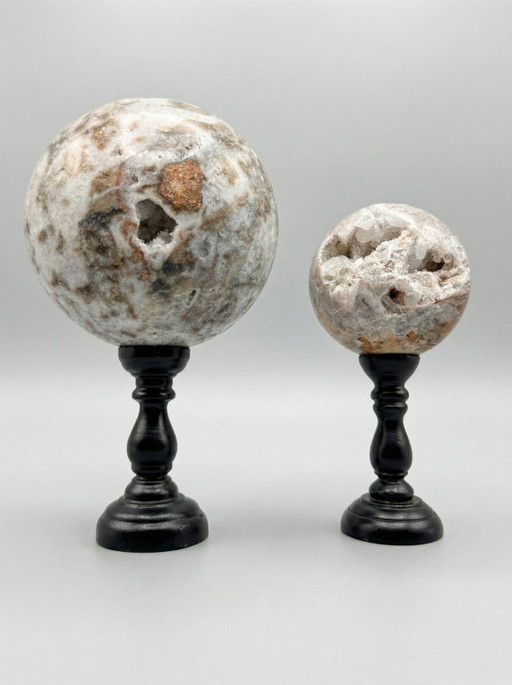 Impresionantes esferas de ágata drusa (cuarzo) sobre bases: decoración mineral contemporánea.