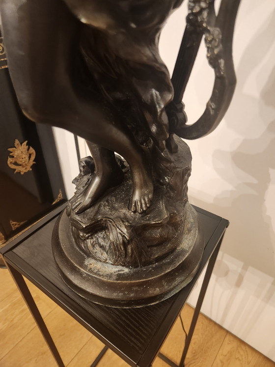 Image 1 of Grote Monumentale Bronzen Lamp / Vloerlamp naar L. & F. Moreau - "Vrouw met lier" met Tiffany-stijl glaskap - 100 cm - 15,5 kg