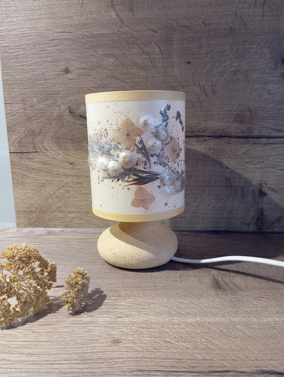 Image 1 of Mini lampe pierre, abat jour inclusion fleurs séchées bintagey