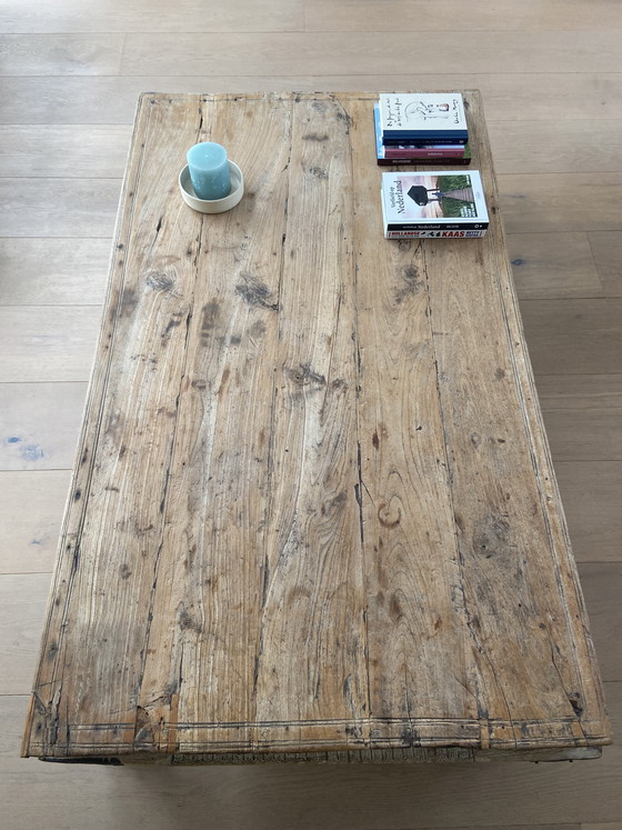 Image 1 of Table basse indienne antique unique en bois 170x100x33 cm