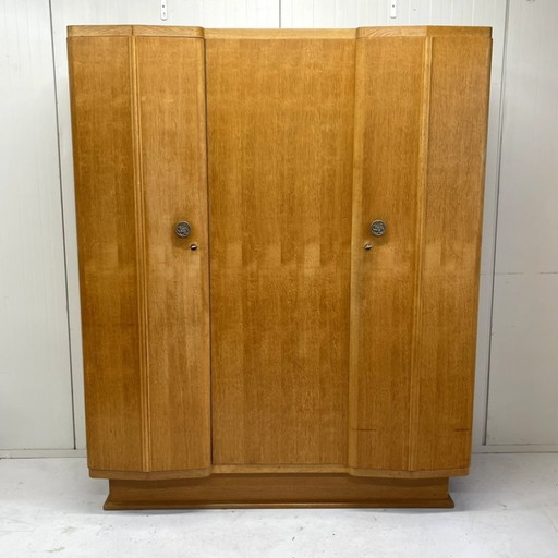 Einzigartig gestalteter Vintage-Kleiderschrank aus den 1960er Jahren mit Hänge- und Ablageflächen für Wäsche