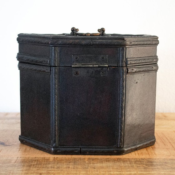 Boîte en bois octogonale vintage avec similicuir: style brocante antique – Objets déco, Wood (photo 5 of 10)