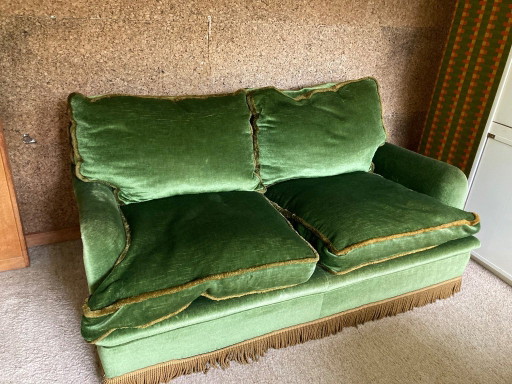 Un canapé deux places vintage et un fauteuil une place des années 1960, en velours vert