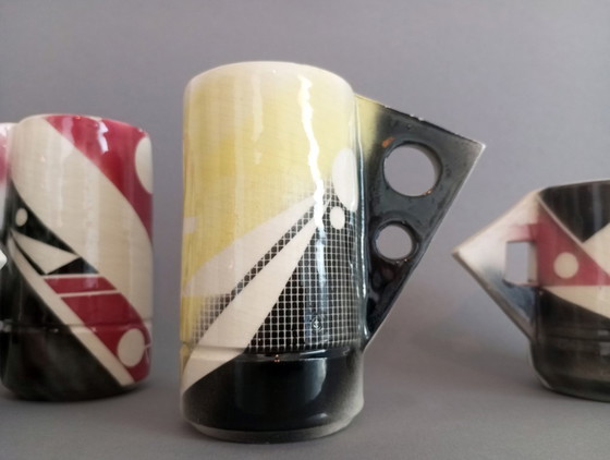 Image 1 of 4 abstrakt/postmoderne, spritzdekorierte Studio-Keramikbecher, 1984