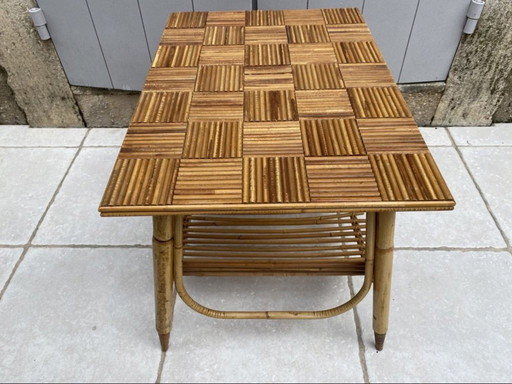 Mesa de centro de bambú partido y ratán, 1960.
