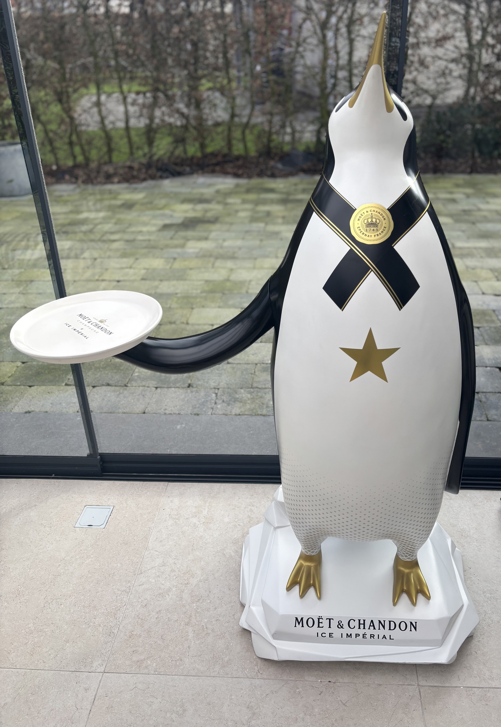 Display Penguin Moët & Chandon Ice Imperial | €3,500 | Whoppah