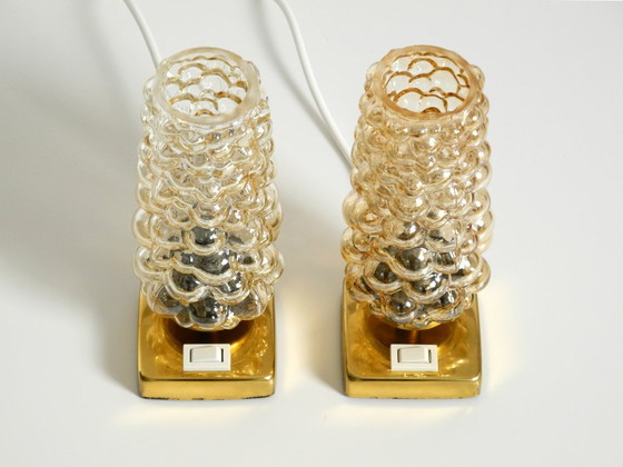 Image 1 of Zwei seltene Nachttischlampen aus Messing aus den 1960er Jahren mit goldfarbenen Blasenglasschirmen