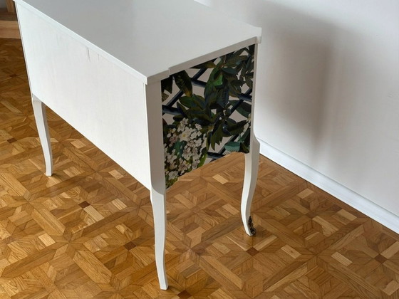 Gustavian Chest With Christian Lacroix Print – Chest of drawers, Wood, Brass (photo 9 of 9)
