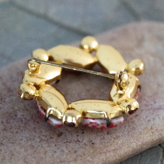 Image 1 of Spilla rotonda vintage degli anni '50 con strass rosso rubino e cabochon ovali screziati.