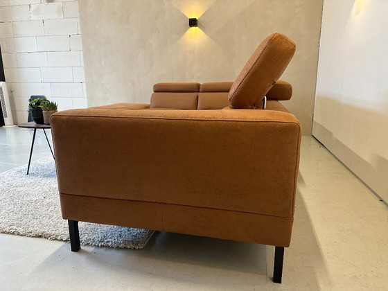 Image 1 of Sofá esquinero color coñac de 295x230 cm.