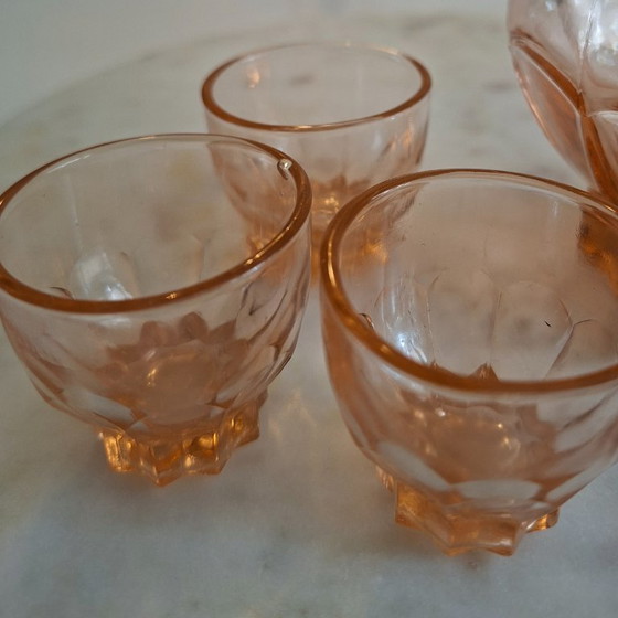 Set liquore vintage con caraffa in vetro rosa e tre bicchieri, Bicchieri e caraffe (foto 2 di 5)