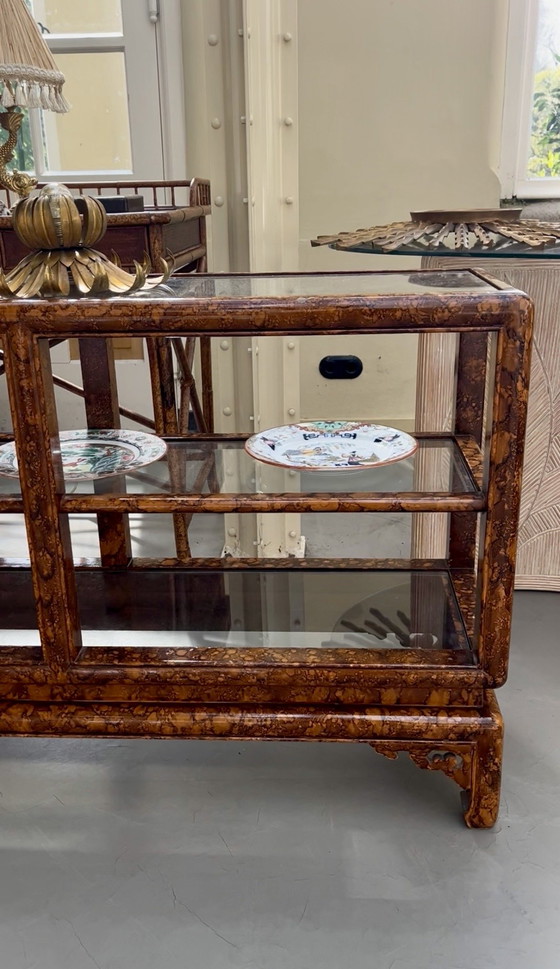 Image 1 of Vetrina unica con laccatura effetto tartaruga | Chinoiserie di metà secolo