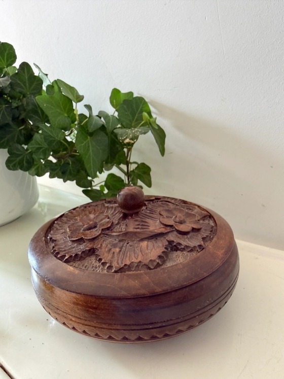 Vintage Round Wooden Keepsake Box – Decorative Objects (photo 5 of 7)