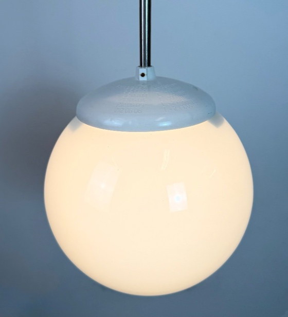 Image 1 of Lampadario vintage con paralume in vetro opalino di Elektrosvit, anni '60.