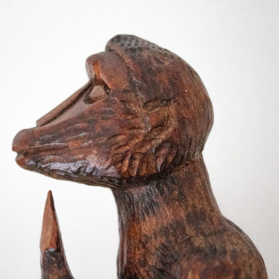 Singe en bois sculpté à la main, tenant une lance : sculpture d'art populaire zoulou d'Afrique du Sud (photo 8 of 10)