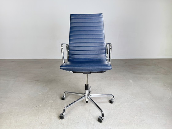 Image 1 of Original Charles Eames Bürostuhl Vitra EA119 Leder Blau Rollen