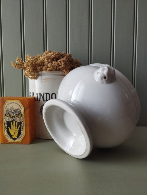 Pequeña sopera de porcelana gruesa con asas en forma de cabeza de león