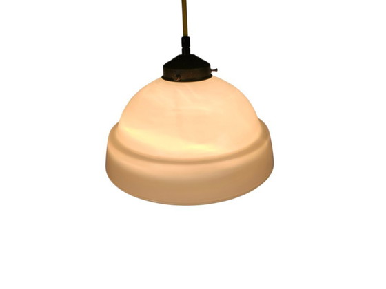 Image 1 of Art Deco stijl - opaline glas - koper armatuur - 1e helft 20e eeuwDeco stijl - opaline glas - koper armatuur - 1e helft 20e eeuw