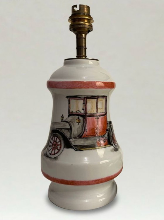 Image 1 of Lampe en porcelaine de Limoges peinte à la main – Décor automobile ancien – Abat-jour à franges