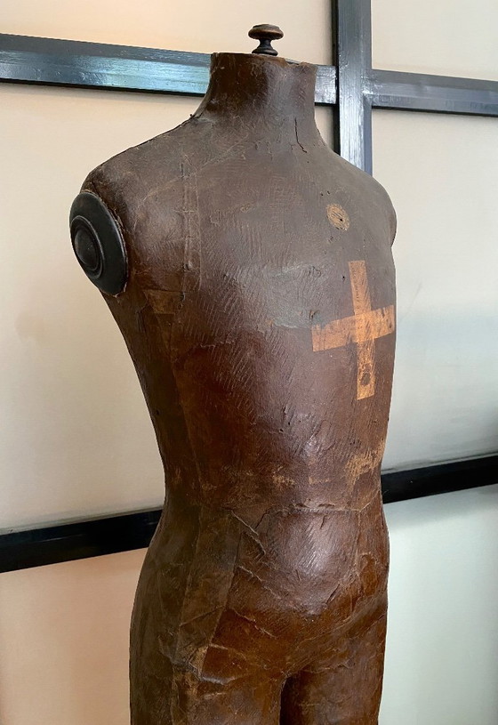 Image 1 of Mannequin d'enfant ancien français, époque Napoléon III, en carton bouilli et bois, XIXe siècle