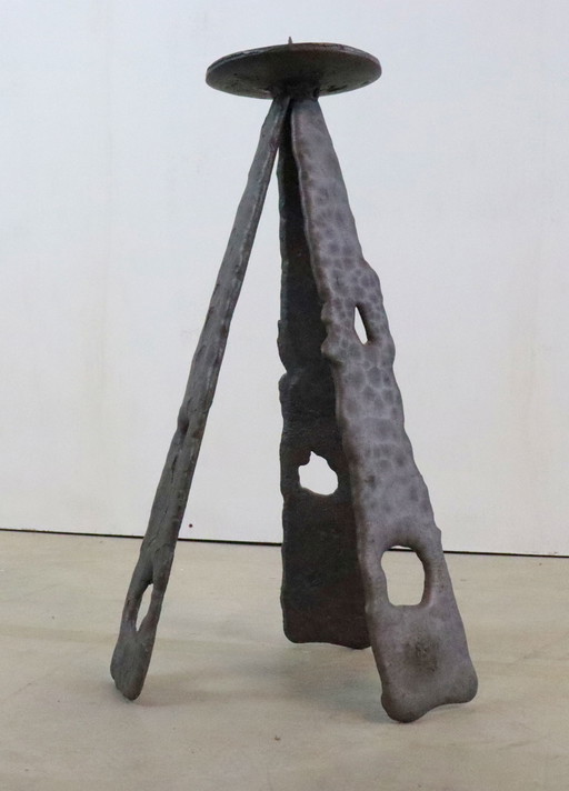 Candelabro de suelo brutalista