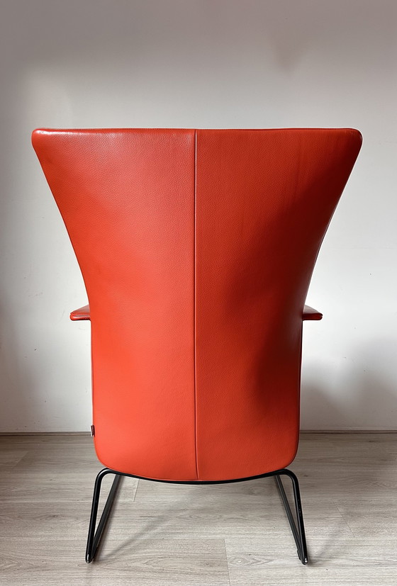 Image 1 of Jori Aida mit Stuhl