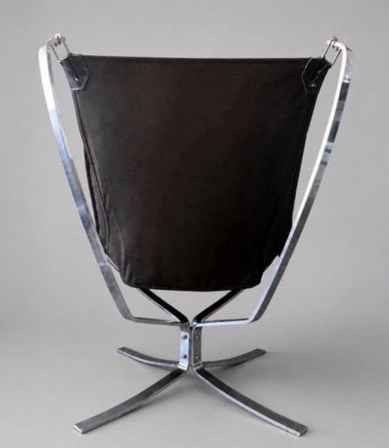 Image 1 of Sigurd Ressell – Falcon fauteuil met hoge rugleuning en voetenbank – Chroom en zwart leer – Noorwegen, ca. 1980