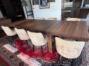 Table à manger sur mesure en bois de macassar, assortie à 8 chaises et à un tapis iranien.