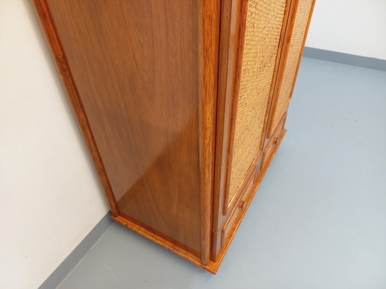 Image 1 of Armadio vintage Maugrion in rattan intrecciato e legno per Roche-Bobois, risalente agli anni '70.