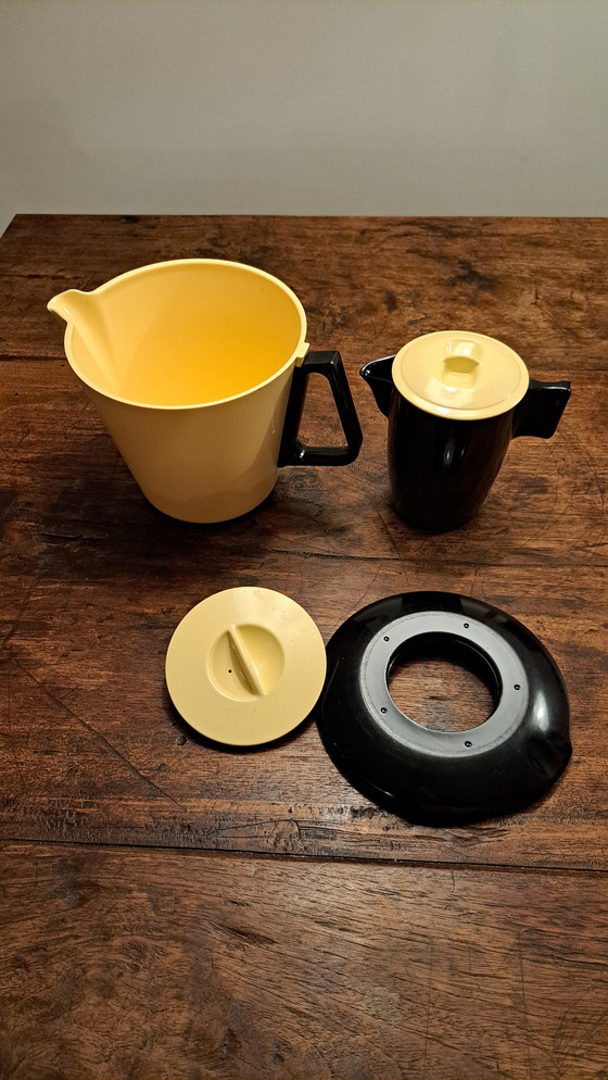 Image 1 of 2 jarras negras y amarillas (grande y pequeña) de melamina