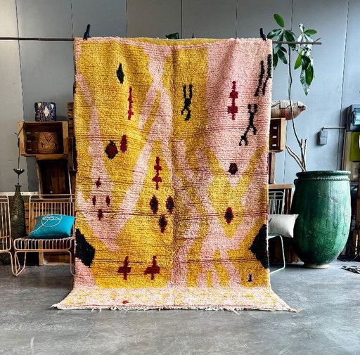 Modern Moroccan Wool Rug 160x260 cm– Handmade Berber Area Rug with Abstract Design in Yellow & Pink.