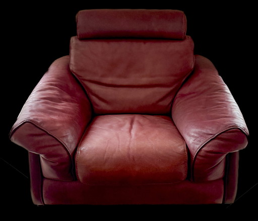 2 fauteuils Roche Bobois modèle ST ANDREW en cuir cerise avec Tetière