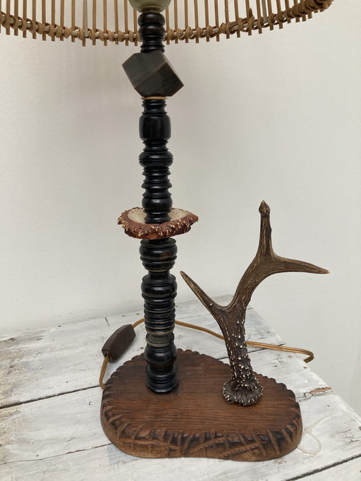 Vintage houten tafellamp con rotan/bamboe kap