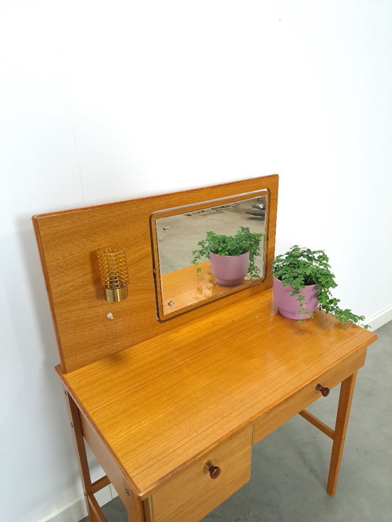 Image 1 of Tavolo da trucco con specchio e lampada dalla Svezia